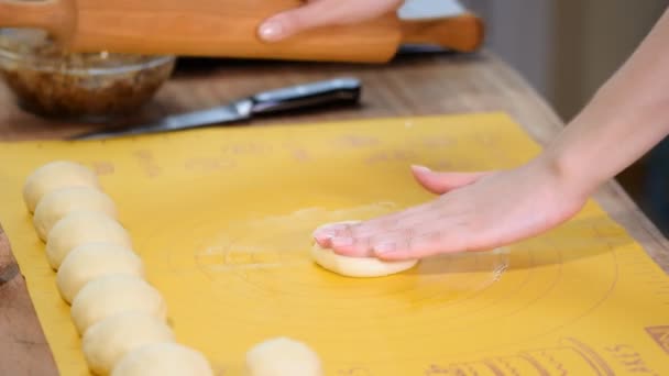 女性の手が彼女の家庭の台所で麺棒で生地を圧延. — ストック動画