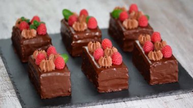 El nane yaprağı ile çikolatalı kek dekore edilmiştir..