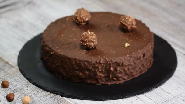 Pasticcere decorato torta al cioccolato con una torta foglia d'oro . — Video Stock