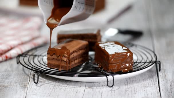 Čokoládová poleva na dort. Čokoládová poleva na domácí dezert. Zavřete sušenky dort dekorace. Poleva čokoládová dezert.