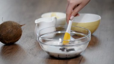 Ganache için çikolatalı kek yapma. Sır, krema, sos veya dolgu çikolata ve krema yapımı hamur işleri için ganache olduğunu.