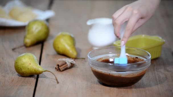 Chef-kok chocoladedessert in een kom mengen. Zelfgemaakte bakkerij concept. — Stockvideo