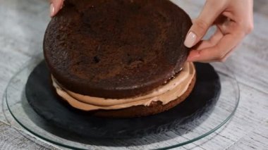 Çikolata sünger kek krem ve karamel. Pişirme işlemi.