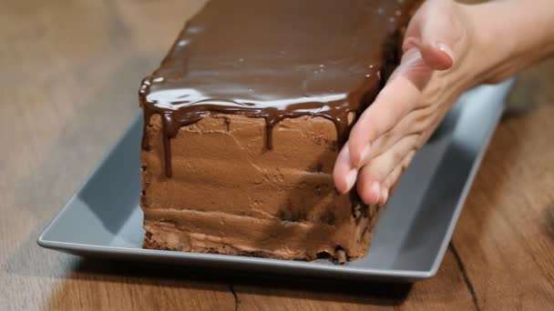 Konditor dekoriert einen Schokoladenkuchen. — Stockvideo