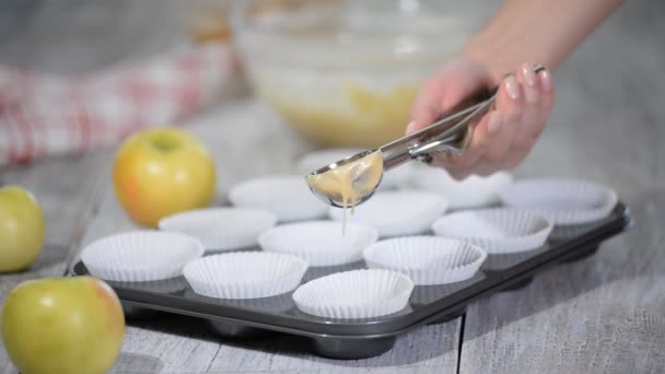 Lägg degen i pappersmuggar. Hälla kakan degen i muffinsplåt. Hemmafru bakar — Stockvideo