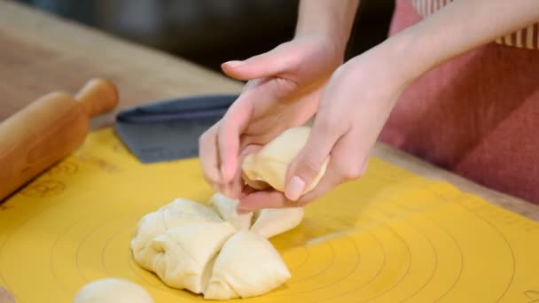 Çörekler yapma. Hamur masanın üzerinde. Hamur yoğurmak. Eller için bir fırın fırında ekmek düzenlenmesi. Çörekler, yapılacak hamur hazırlama fırında ekmek fabrikası. — Stok video