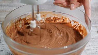 Çikolata ile elektrikli karıştırıcı kırbaçlanan. Cook karıştırma ve krem çikolata hazırlama.