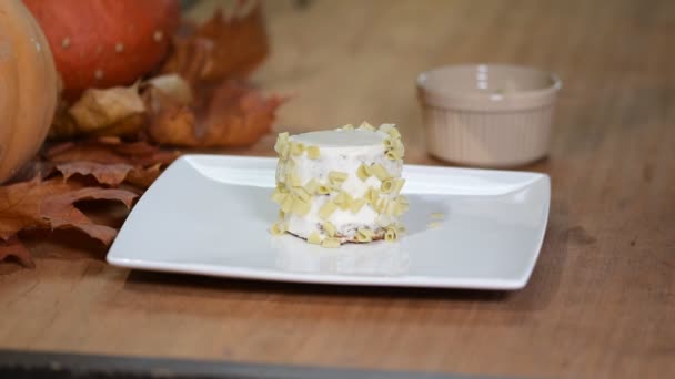 Випічка шеф-кухаря, що прикрашає невеликий торт зеленим шоколадом . — стокове відео