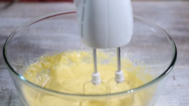 Míchání dort těstíčko closeup s elektrický mixér.