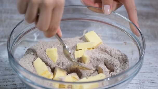 Couper le beurre en farine pour faire de la pâte à pâtisserie . — Video