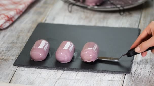 Violette Mousse-Torte mit Blaubeeren. Produktion von glasierten Desserts. — Stockvideo