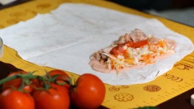 Tavuk eti ve sebze, düz ekmek içinde kaydırma shawarma veya döner kebabı yapma. Shawarma için silindir Mini değirmenler hazırlık.