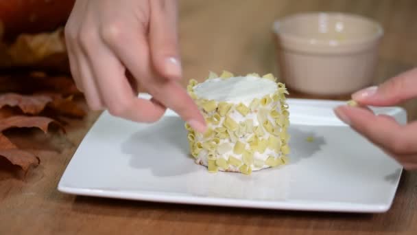 Konditor Dekoriert Einen Kleinen Kuchen Mit Grüner Schokolade — Stockvideo