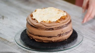 Çikolata sünger kek krem ve karamel. Pişirme işlemi