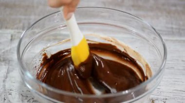 Yakın çekim. Eritilmiş çikolata kase bir spatula ile karıştırma.