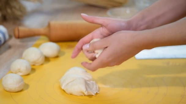 Brötchen backen. Teig auf dem Tisch. Den Teig kneten. Hände, die in einer Bäckerei Brot für den Ofen bereiten. in der Bäckerei, Teigzubereitung für Brötchen, Brotfabrik. — Stockvideo