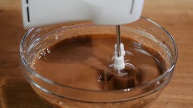 Çikolatalı pasta ekmek yapma. Çikolatalı hamur için un karışımda Ekle.