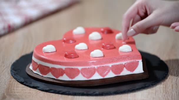Szív alakú mousse torta díszítő cukrászda. Sütemény Valentin-nap. — Stock videók