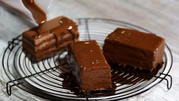 El glaseado de chocolate en el pastel. Esmalte de chocolate vertiendo en postre casero. Primer plano de la decoración de bizcochos. Top postre de chocolate . — Vídeos de Stock