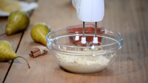 Tereyağı ve şekeri karıştırma. Kek hamuru hazırlanması. — Stok video