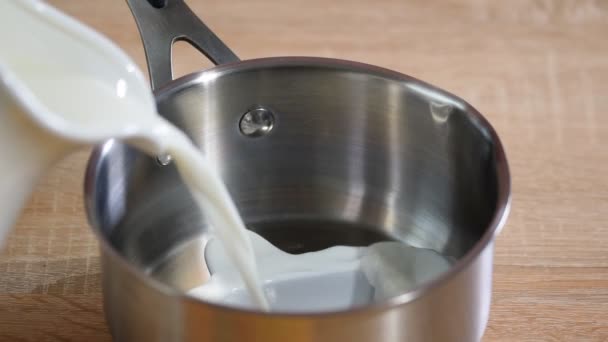 Crema vertiendo en una cacerola. Mano del chef sosteniendo vidrio . — Vídeos de Stock