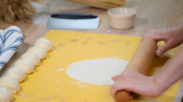 Женщина выкатывает тесто на деревянную доску. Шаг за шагом рецепт домашней лепешки . — стоковое видео