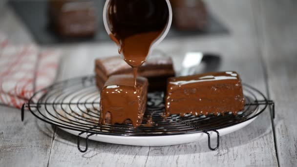 Čokoládová poleva na dort. Čokoládová poleva na domácí dezert. Zavřete sušenky dort dekorace. Poleva čokoládová dezert. — Stock video