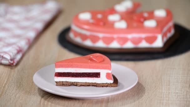 Pedaço de bolo de mousse de baga vermelha em um prato . — Vídeo de Stock