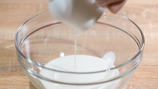 Il frullatore di cucina mescola la crema bianca . — Video Stock