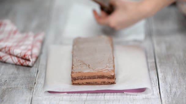 Pastelero haciendo pastel de chocolate. El proceso de hacer un pastel . — Vídeos de Stock