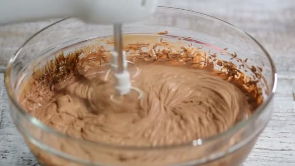 Pastelero batiendo crema de chocolate con una batidora de manos. Cocinar crema de chocolate en la cocina . — Vídeos de Stock