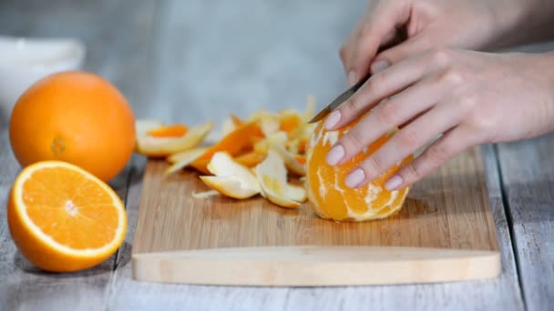 Laranja descascada na placa de corte de madeira . — Vídeo de Stock