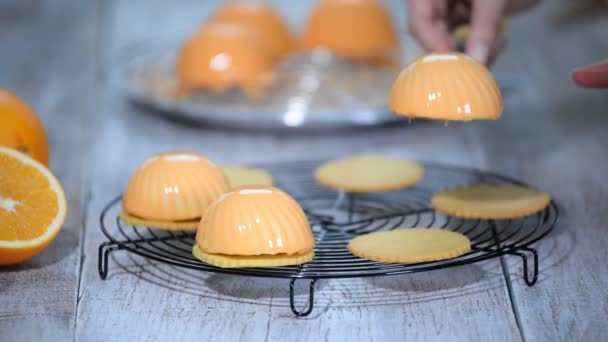 Stap voor stap. Het maken van moderne mousse cake met mirror glaze. — Stockvideo