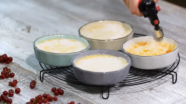 Crema brulee finitura chef, zucchero e torcia . — Video Stock