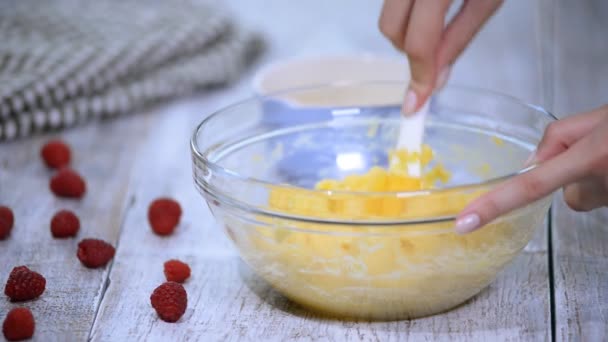 Het mengen van ingrediënten zodat choux gebak thuis. Eieren aan het deeg toevoegen. — Stockvideo