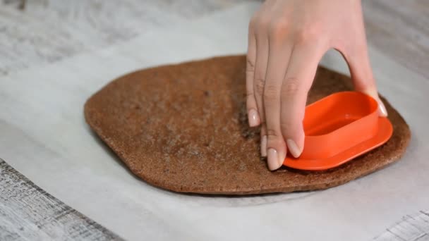 Weibliche Hände schneiden und bereiten Kuchen zu. — Stockvideo