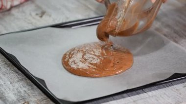 Kek hamuru fırın tepsisine üzerine dökme. Çikolata katman kek yapmak.