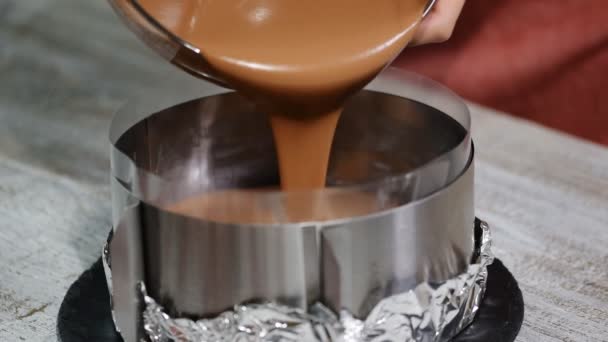Verter la mousse de chocolate en la forma . — Vídeo de stock