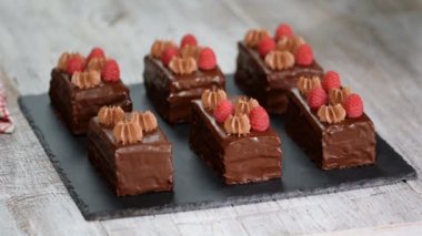 Taze ahududu ile çikolatalı kek dekorasyon eller.