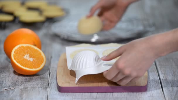 Mains sortant des gâteaux en mousse d'un moule en silicone souple . — Video