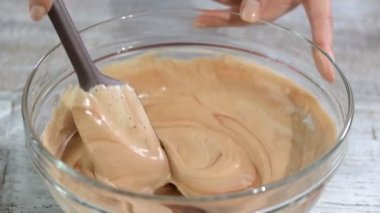 Kapat şunu. Tatlı kek için çikolata mousse karıştırma.