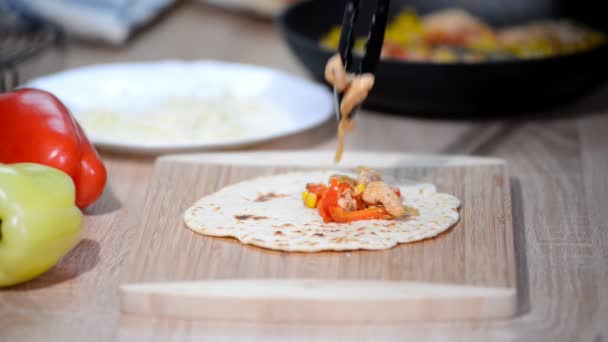 La mano de la mujer está haciendo burrito casero de comida tradicional mexicana . — Vídeo de stock