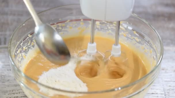 Adding flour to cake batter. Home baking. Mixing dough with electric mixer. Cooking at home. — Stock Video