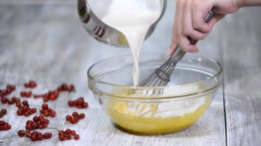 Sarısı ile kase içine sıcak süt dökme. Evde muhallebi yapma