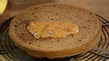 Sacher torte kek pişirme bir sahne.
