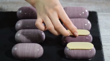 Modern, Fransız tatlılar hazırlamak-mor ayna sır ile Mousse. Fransız Mousse kek süsleyin.