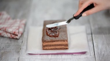 Çikolatalı kek yapma pudra. Bir pasta yapma süreci.