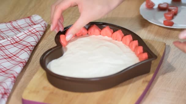 El proceso de preparación del pastel en forma de corazón. Pastelero paso a paso haciendo un pastel . — Vídeo de stock