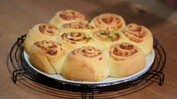 Gist rolt broodjes met Parmezaanse kaas. Borstel broodjes met een smeltend boter en dille. — Stockvideo
