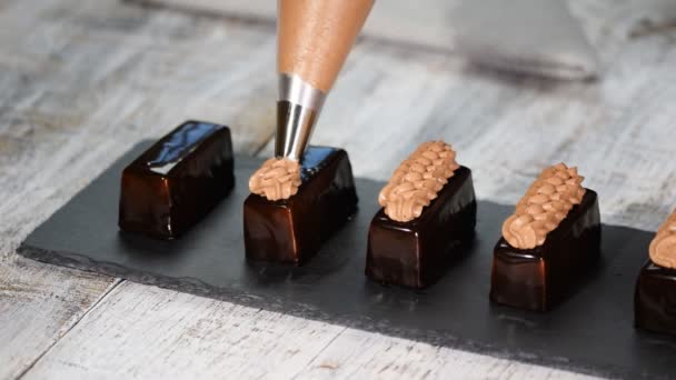 Presser la crème sur les gâteaux. Délicieuse crème délicieuse pressée sur les gâteaux. Faire un dessert français moderne . — Video